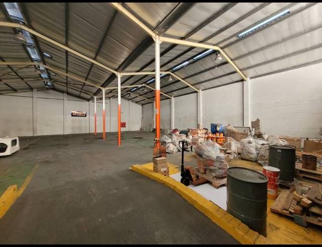 2,100M² WAREHOUSE FOR SALE IN STIKLAND INDUSTRIAL